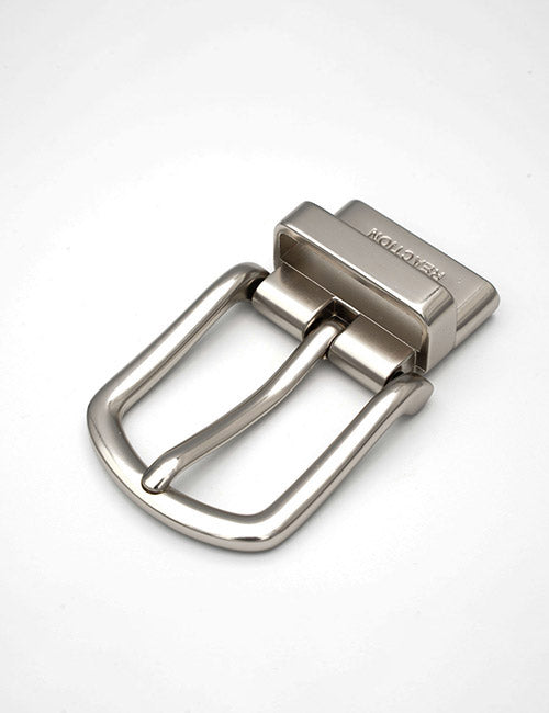 A YIPAI Buckles silver metal belt buckle with a polished finish is displayed on a plain white surface.