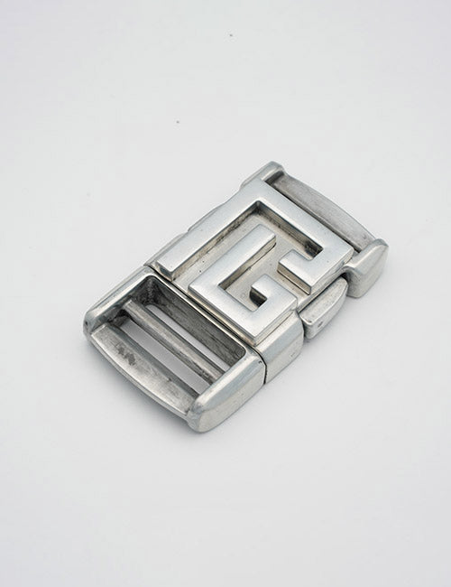 The YIPAI Buckles, featuring a silver metal finish and geometric interlocking design, are shown against a plain white background.