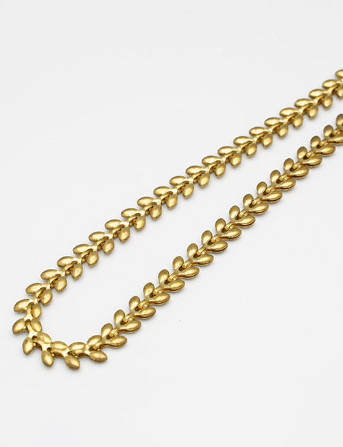 The YIPAI Chains necklace features a repeating leaf-shaped link design, displayed in a gentle curve against a plain white background.