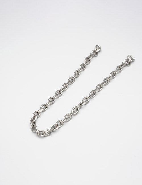 The YIPAI Chains product features a short silver metal chain with oval links, displayed in a loose, curved shape against a plain white background.