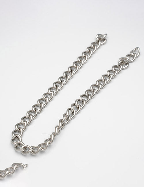 The YIPAI Chains product features large, round silver-colored metal links arranged in a loose curve on a plain white surface.