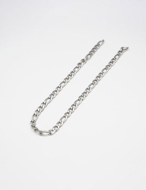 The YIPAI Chains necklace features medium-sized, oval silver links and is displayed flat on a plain white background.