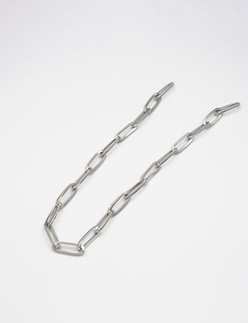 The YIPAI Chains product features large, oval-shaped silver links arranged in a gentle curve against a plain white background.