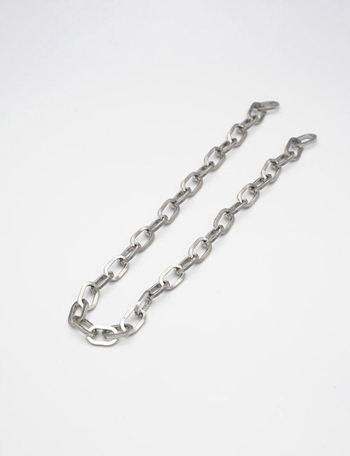 The YIPAI Chains product features large, oval-shaped silver metal links displayed against a plain white background.