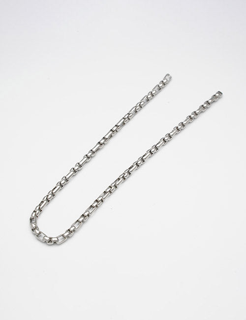 The YIPAI Chains necklace features rectangular silver metal links and is displayed in a gentle curve on a plain white background.