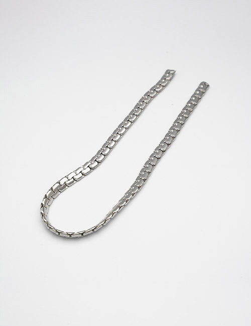 A YIPAI Chains silver necklace with rectangular links is displayed in a loose curve on a plain white background.