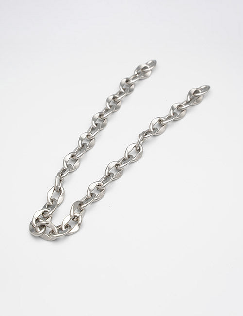 The YIPAI Chains feature large, oval silver metal links arranged in a loose curve against a plain white background.