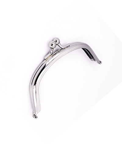 A YIPAI Closures silver metal purse frame with a kiss-lock clasp, displayed against a white background.
