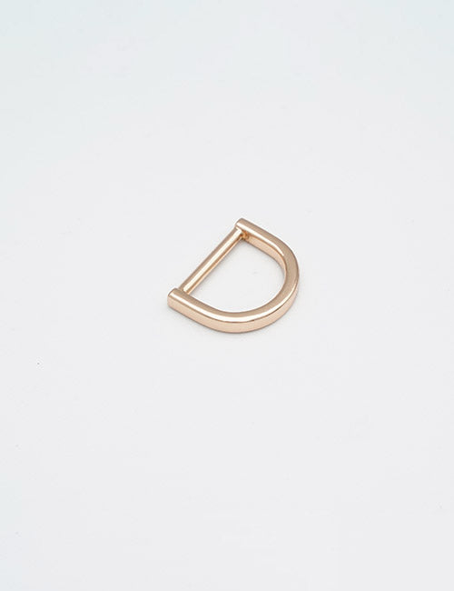 A single YIPAI Rings & Slides gold D-ring is displayed on a plain white background.