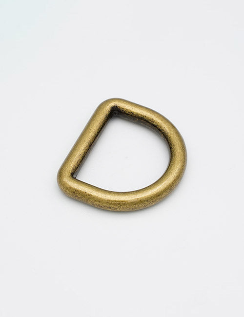 A single YIPAI Rings & Slides brass D-ring is displayed on a plain white background.